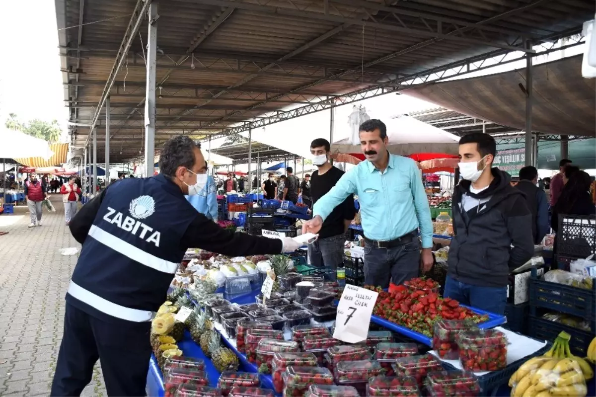 Kemer pazarlarında maske dağıtıldı