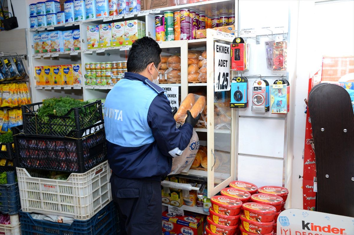 Kırşehir\'de zabıta ekipleri, evden çıkmayan yaşlıların ihtiyacını karşılıyor