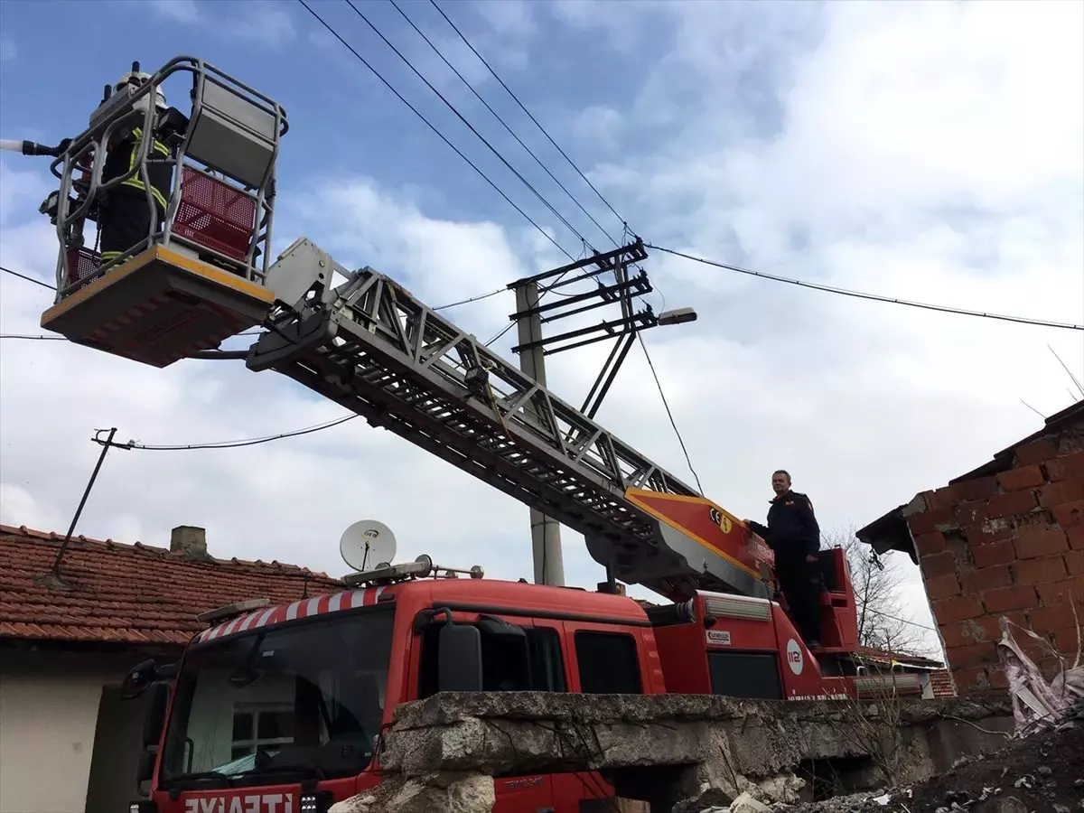 Kütahya\'da yangına müdahale eden itfaiye eri elektrik akımına kapıldı