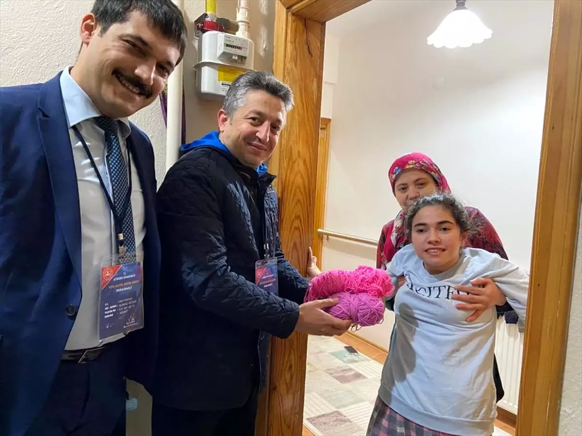 Ordu Valisi Yavuz, sosyal medyadan kendisine ulaşan engelli öğrencinin yün ip isteğini yerine...