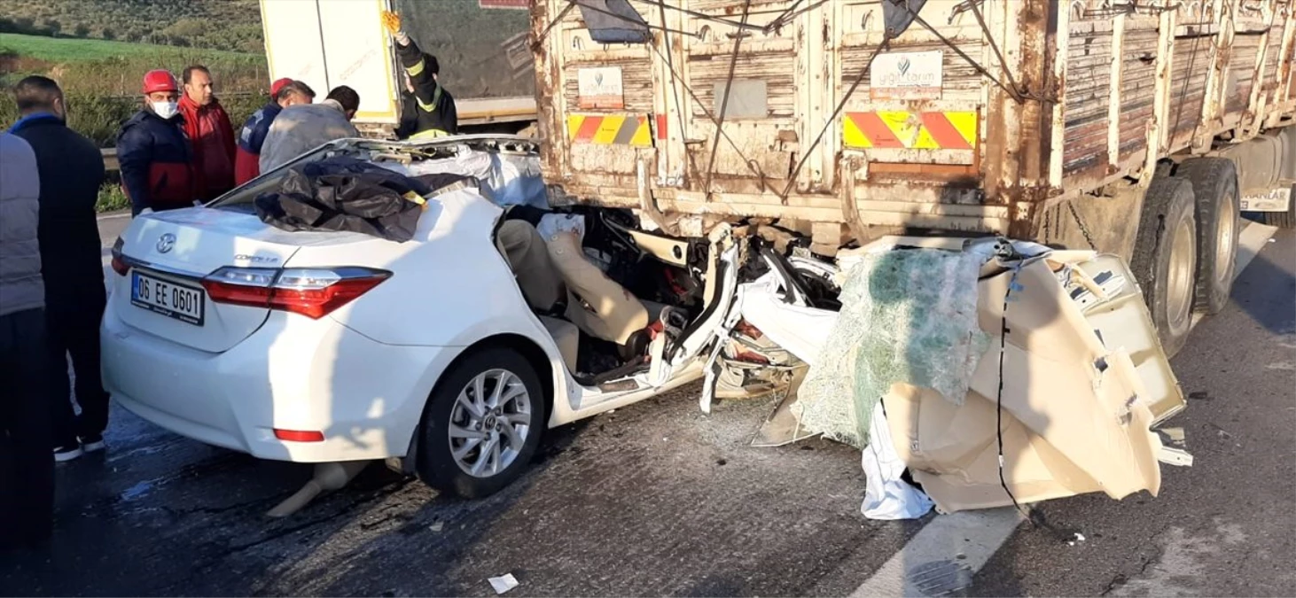Osmaniye\'de otomobil kamyona çarptı: 3 ölü, 2 yaralı