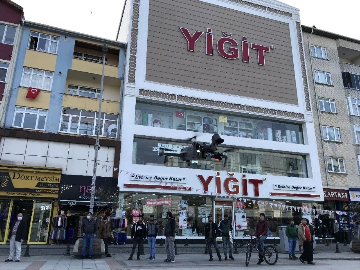 Polis, kent meydanındaki vatandaşları drone ile uyardı