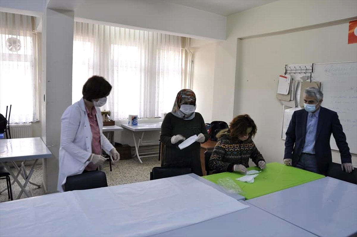 Safranbolu\'da gönüllü olan öğretmenler maske üretiyor