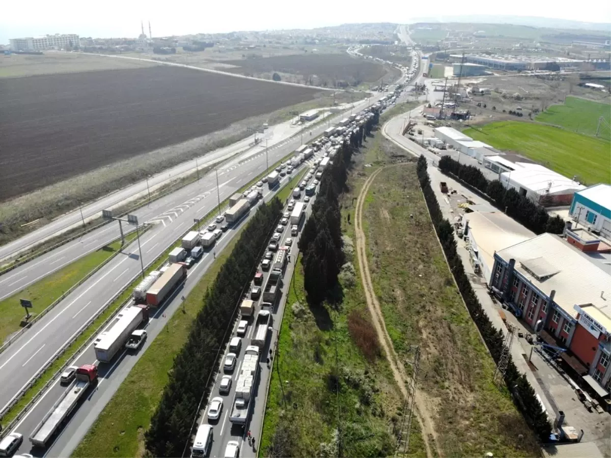 Silivri D-100 Karayolu\'nda oluşan kuyruk havadan görüntülendi