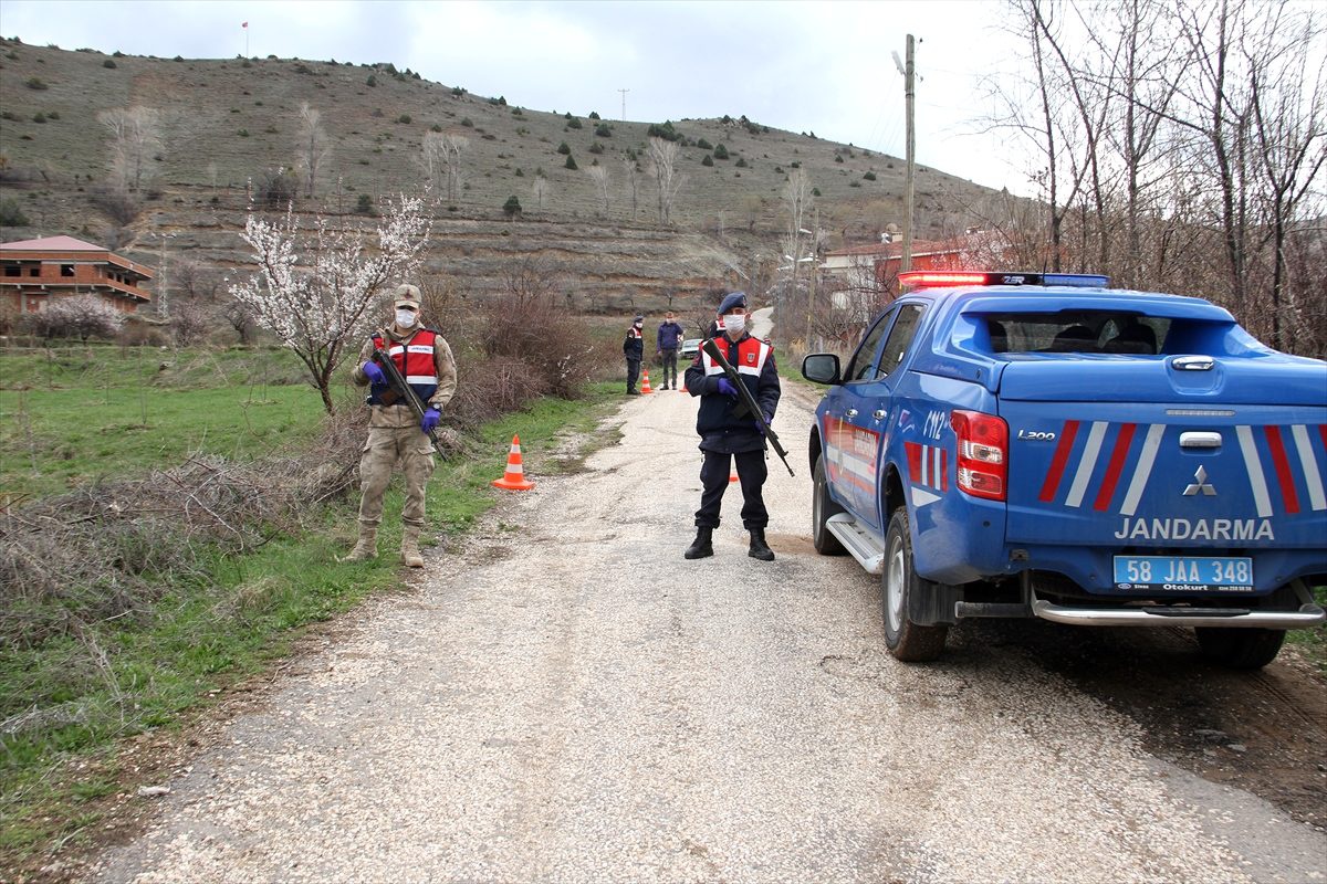 Sivas\'ta karantinadaki köylerin ihtiyacını "Vefa Sosyal Destek Grubu" karşılıyor