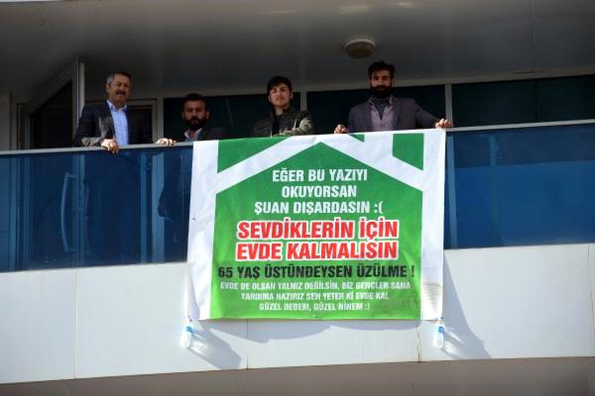Sokağa çıkması yasaklananlara pankartlı uyarı