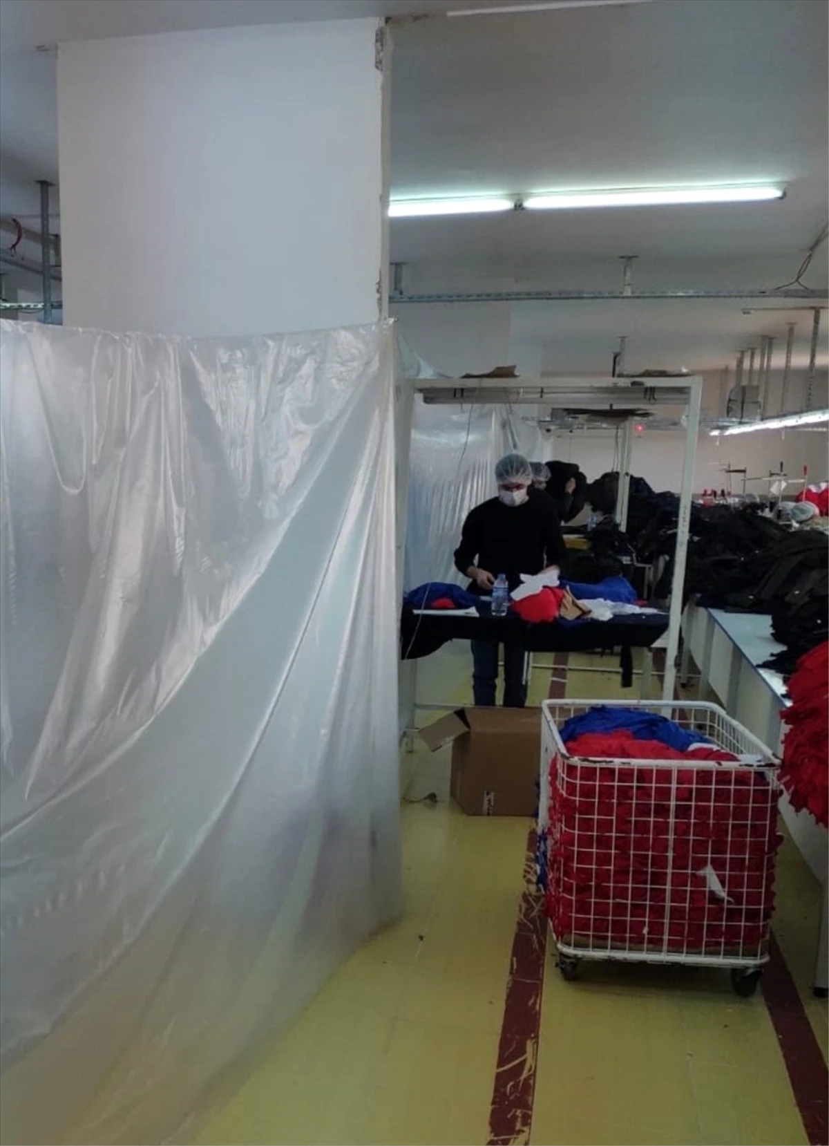 Sultanbeyli\'de tekstil atölyesine yapılan baskında 220 bin kaçak maske ele geçirildi