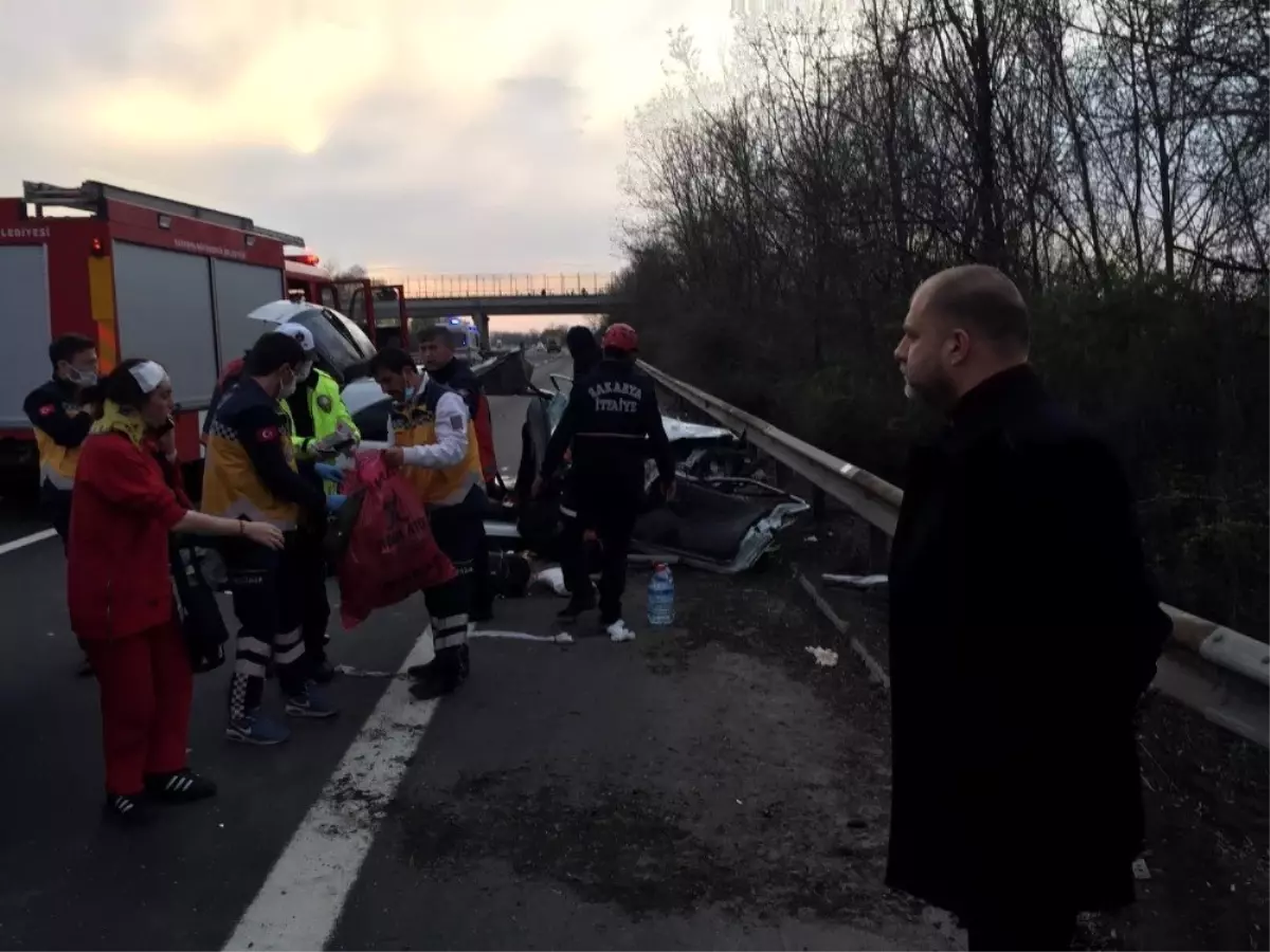 TEM Otoyolunda otomobil önce kamyona sonra bariyerlere çarptı: 5 yaralı