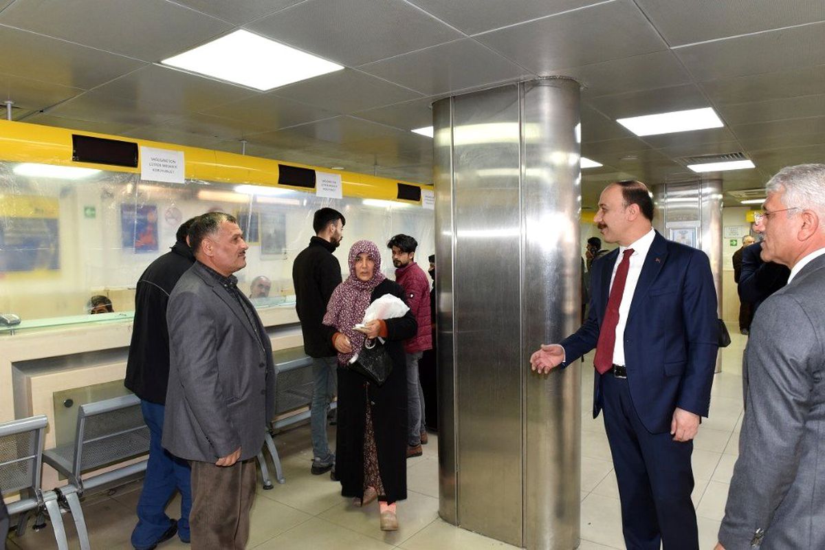 Vali Erin\'den PTT İşlemlerinde sıralı sistem uyarısı