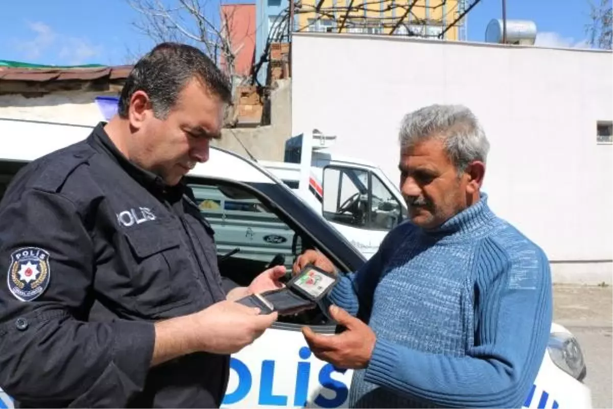 Yolda bulduğu içinde para olan cüzdanı polise teslim etti