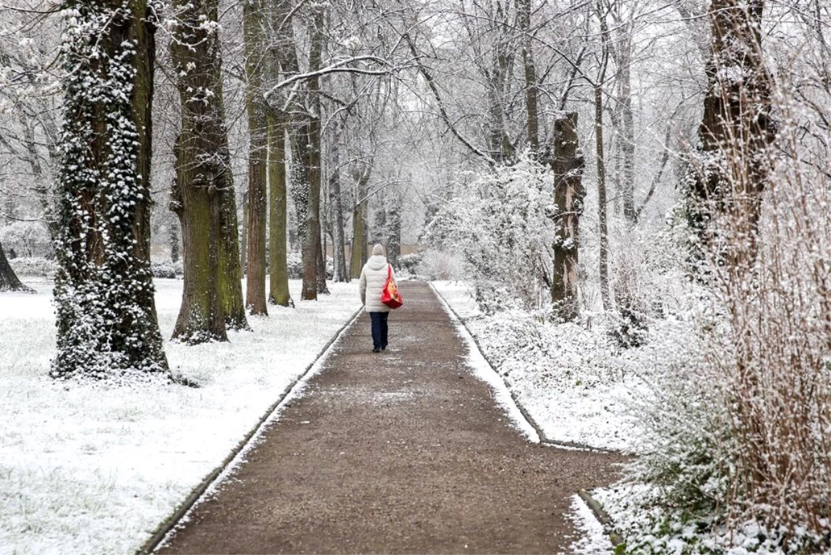 Almanya\'da kar yağışı sokakları beyaza bürüdü