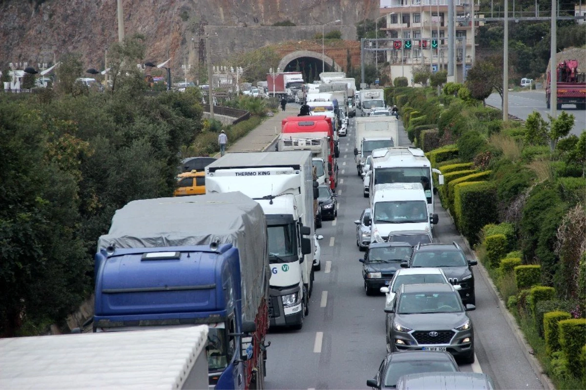Antalya\'da korona virüs uygulamasında kilometrelerce araç kuyruğu