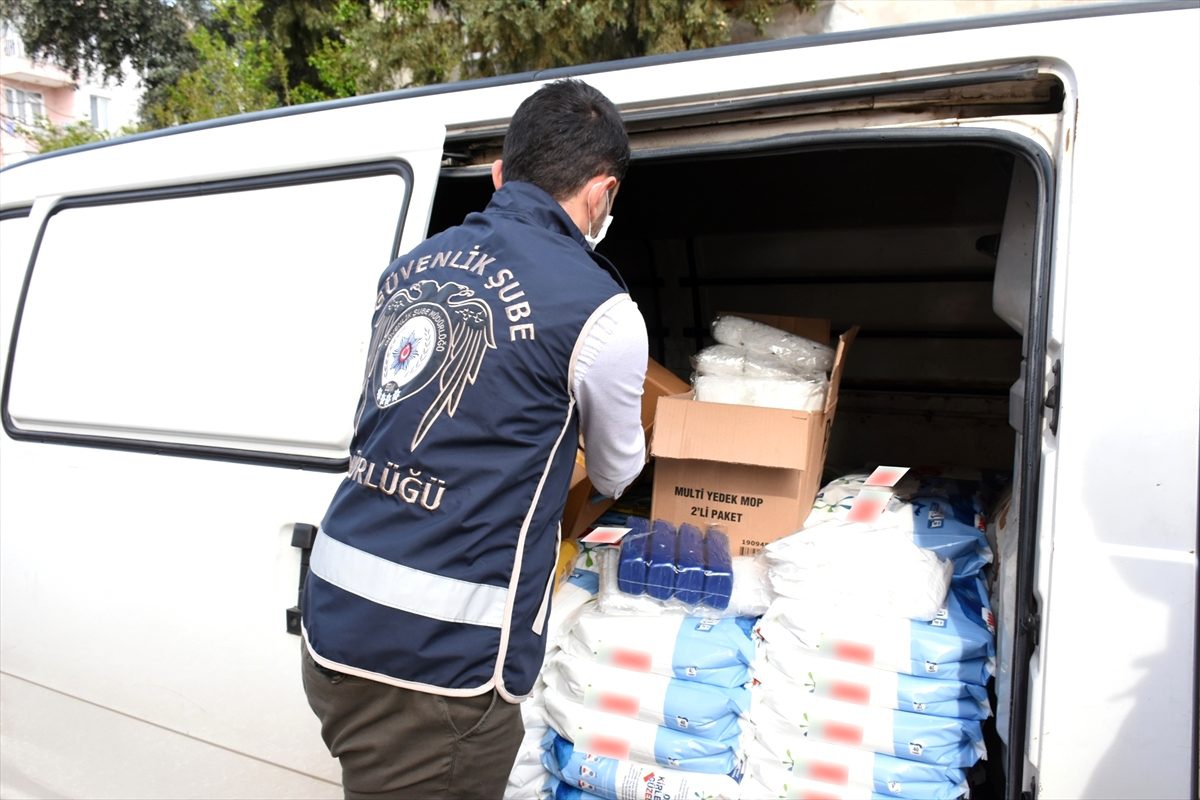 Antalya\'da piyasaya sahte gıda ve temizlik ürünü süren 2 şüpheli yakalandı