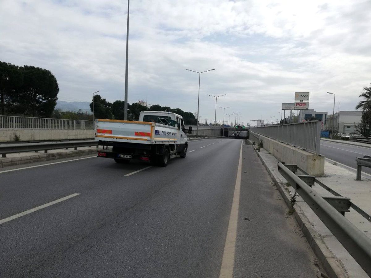 Arızalı araçtan dökülen yağ yolu trafiğe kapadı
