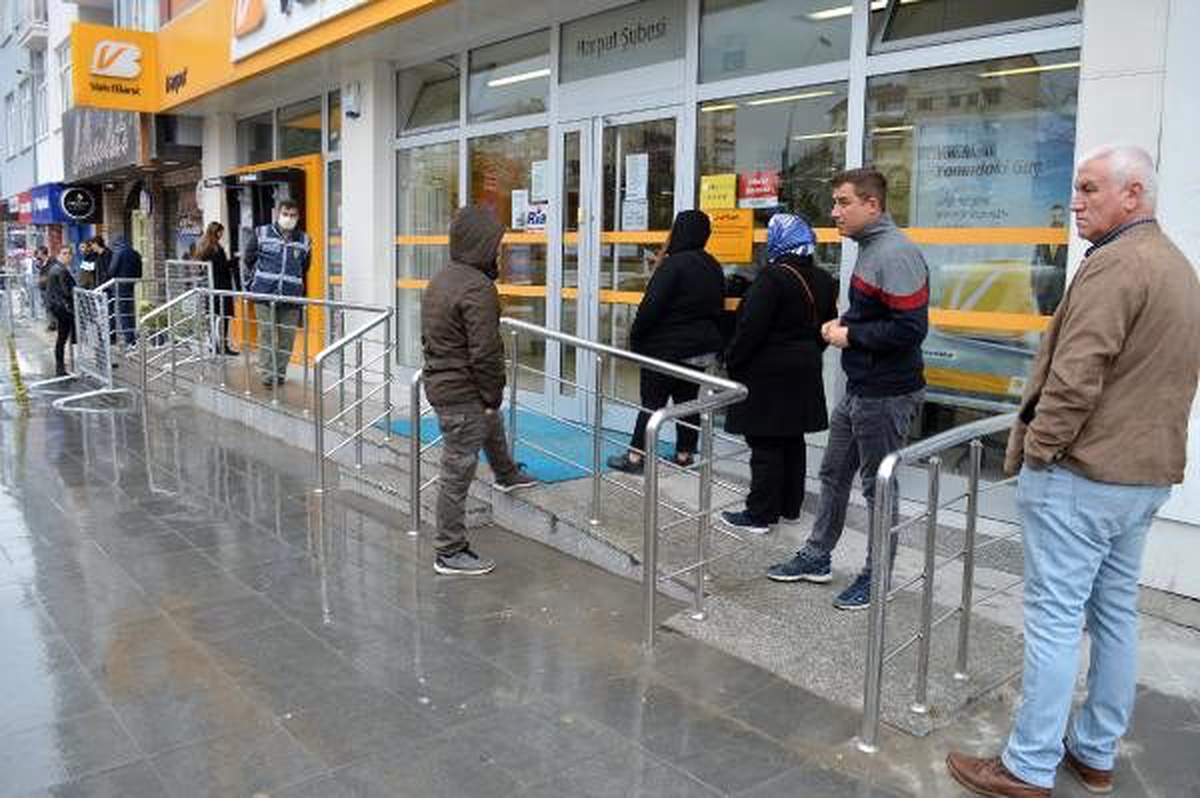 ATM önlerine polis bariyeriyle sosyal mesafe