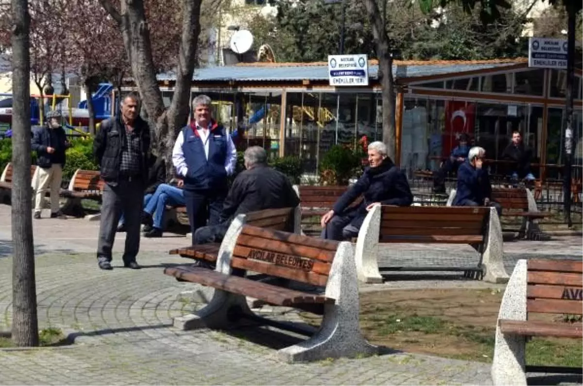 Avcılar\'da parktaki dezenfekte biter bitmez oturmaya devam ettiler