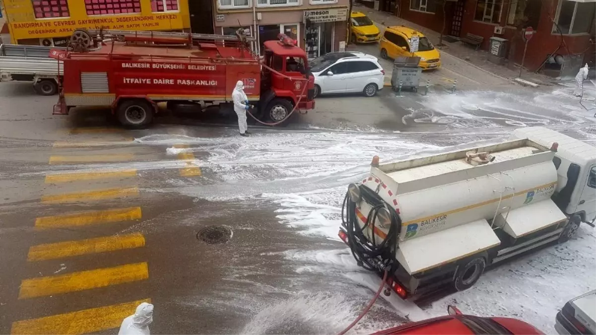 Bandırma köpüklü sularla yıkanıyor