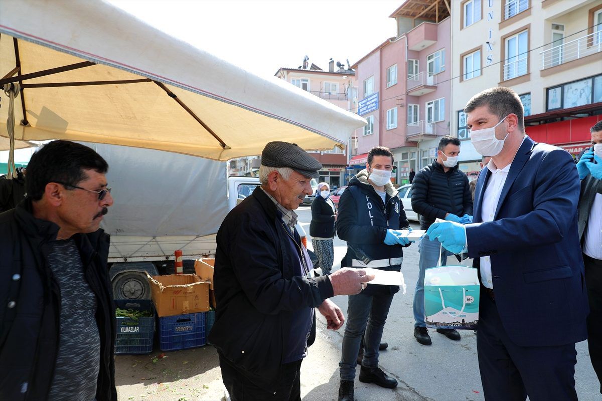 Başkan Ercengiz pazarda alışveriş yapan vatandaşlara maske dağıttı
