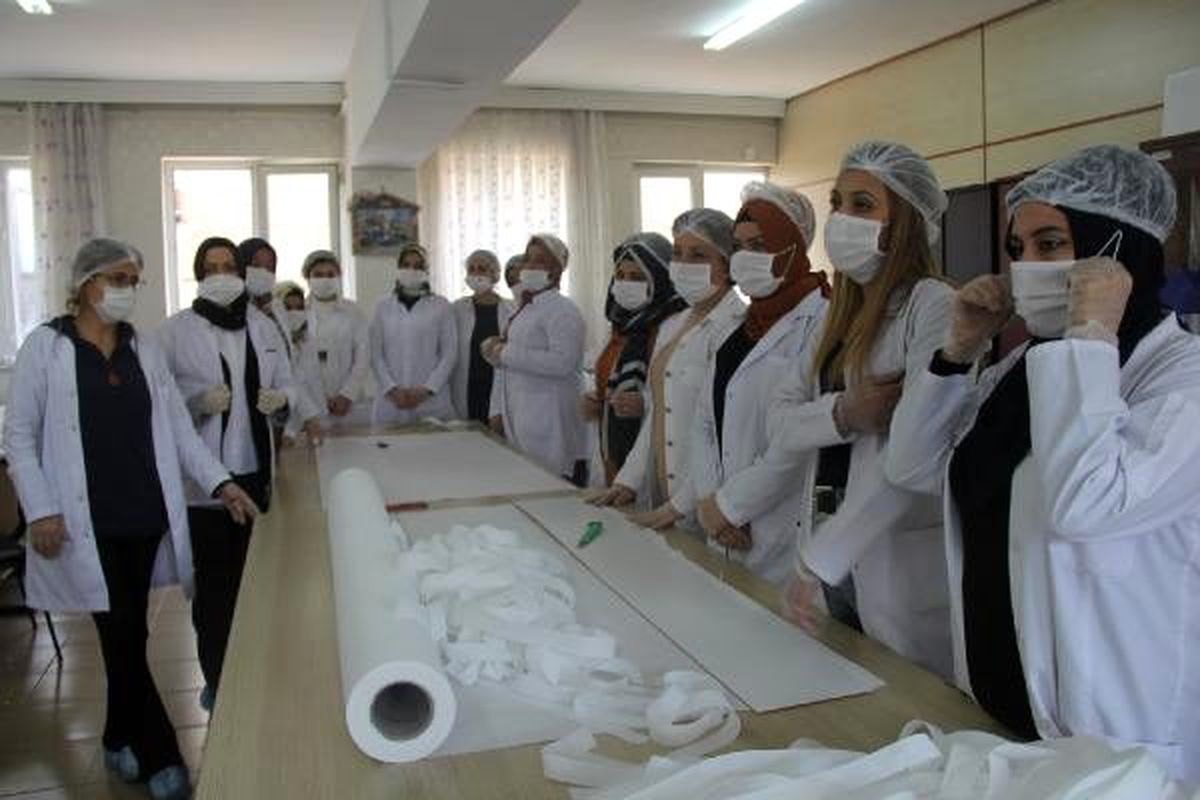 Birecik\'te öğretmenler maske üretiyor