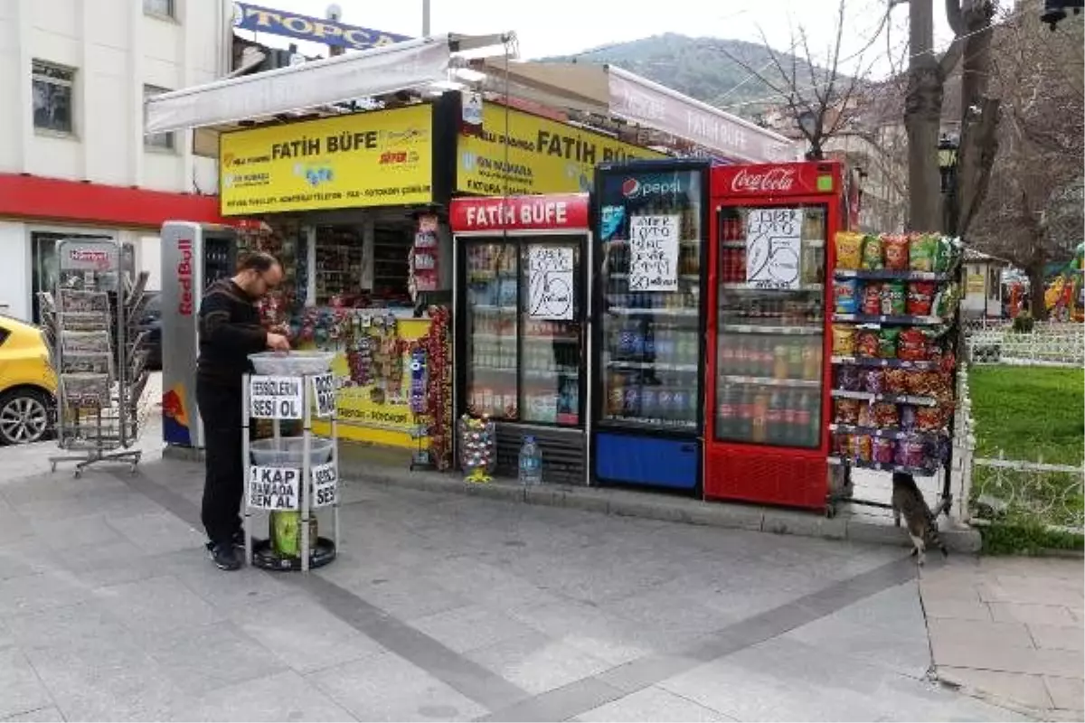 Büfe üzerindeki tentede güneşlenen kedinin düşme anı kamerada