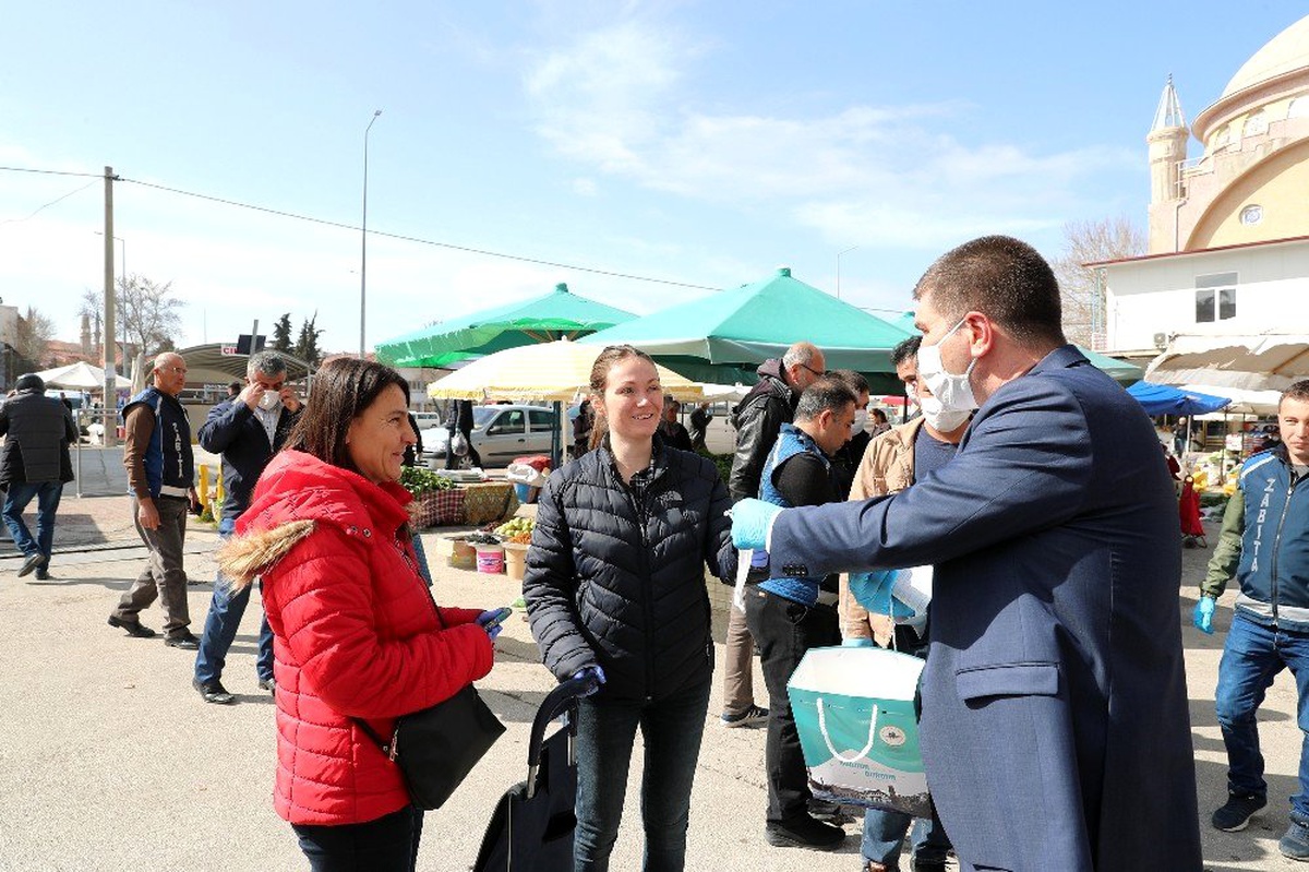 Burdur Belediyesi Salı Pazarında ücretsiz 10 bin adet maske dağıttı