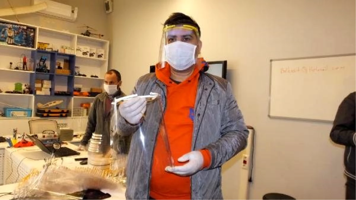 Burhaniyeli öğretmenlerden sağlıkçılar için siperlik maske üretimi