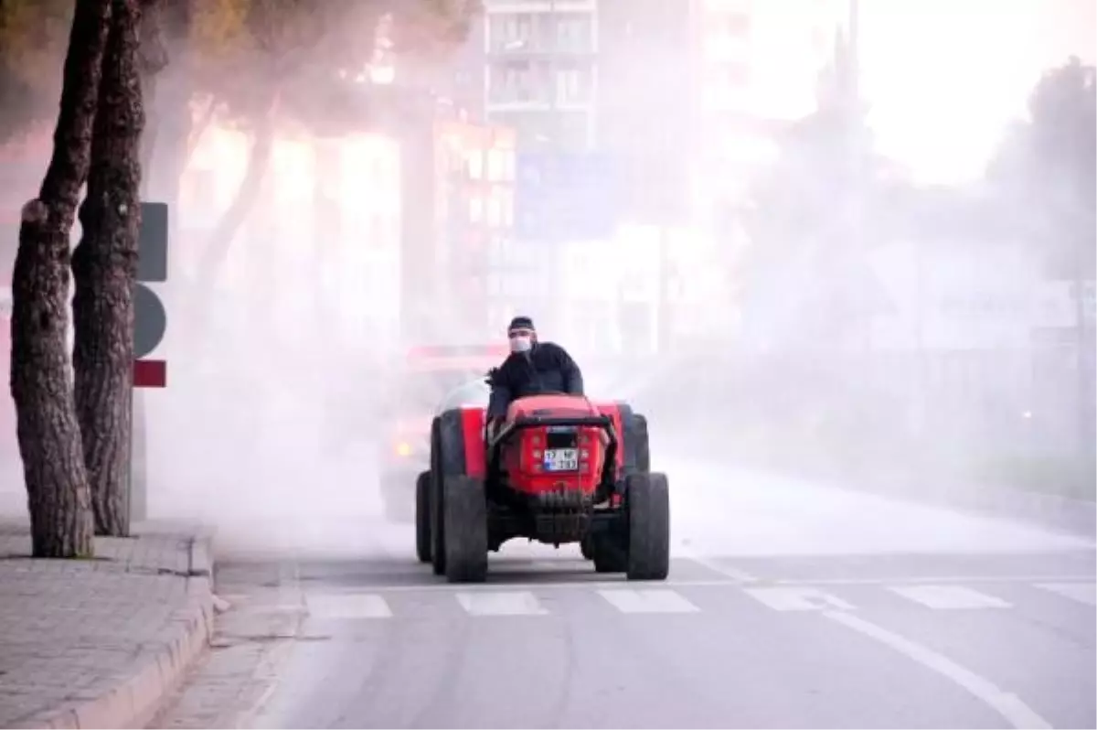 Cadde ve sokaklarda meyve ilaçlama tankerleriyle dezenfeksiyon