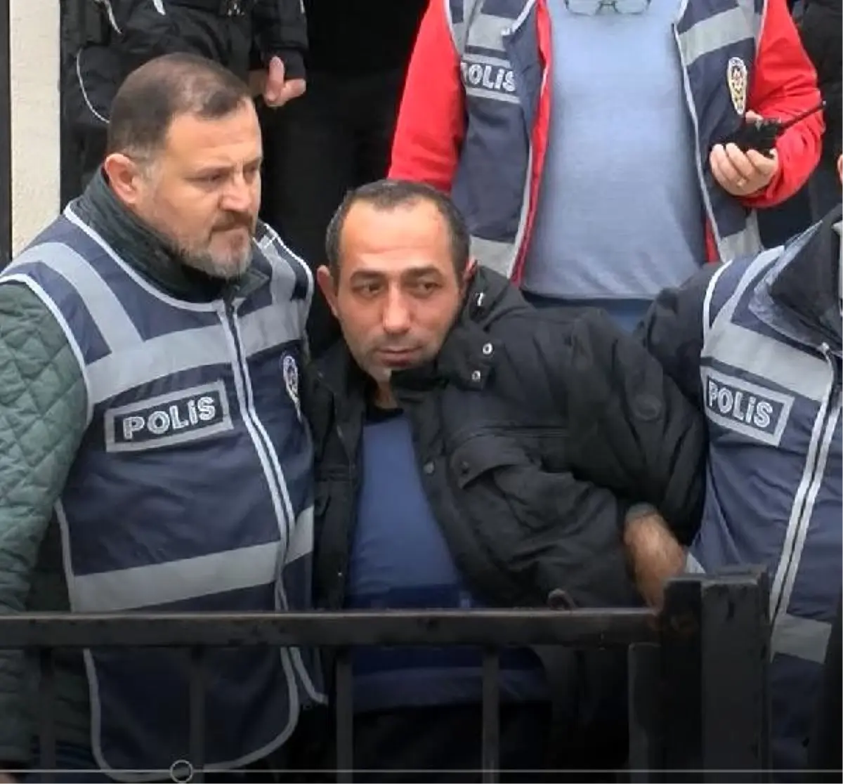 Ceren\'in katili polislere saldırıdan hakim karşısında; maske ve eldiven taktı