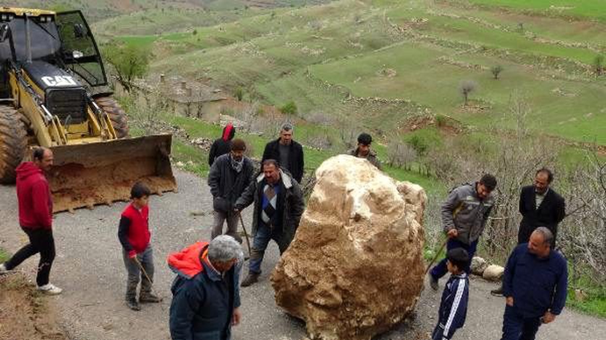 Dağdan kopan kaya parçası, köy yolunda ulaşımı durdurdu