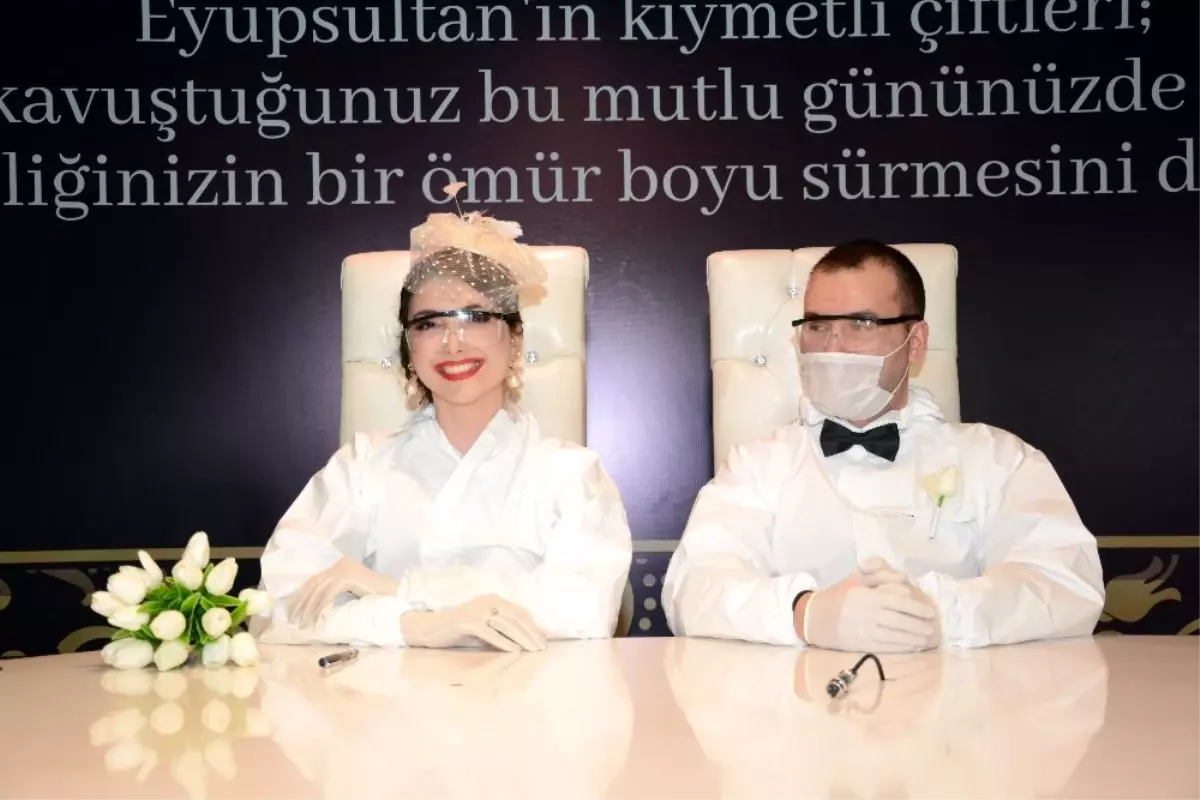 Damat ve gelinlik yerine tulumlarını giyip mutluluğa \'evet\' dediler