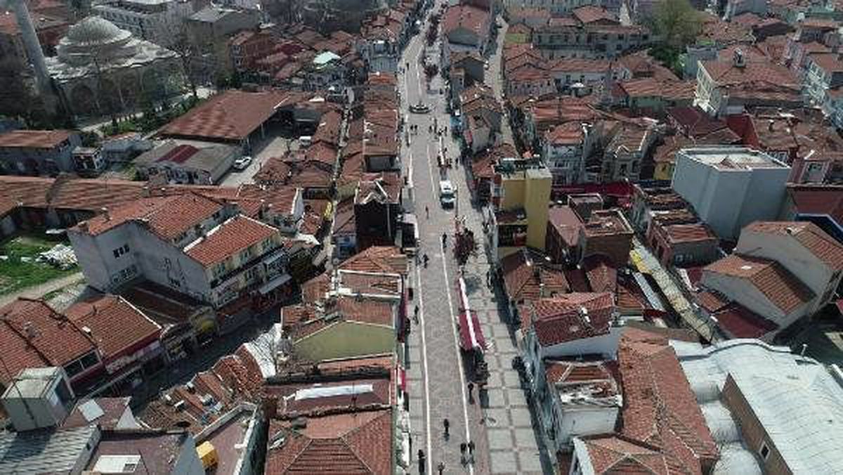 Edirne\'de meydan ve caddelerde sosyal mesafeye kısmen uyuluyor