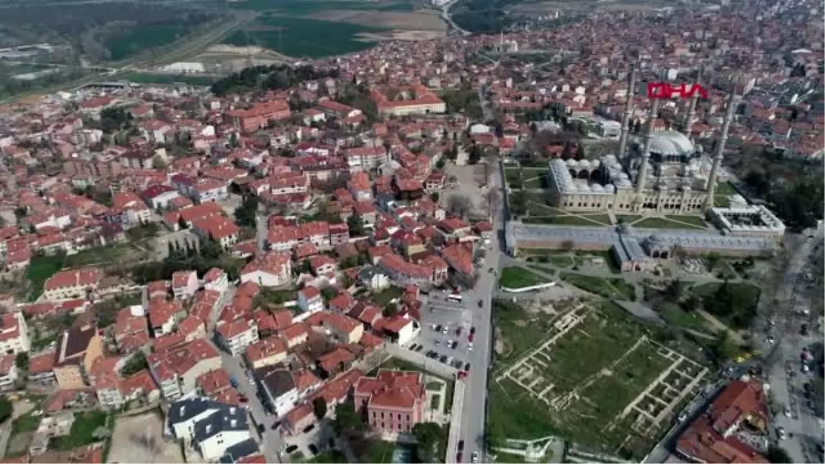 Edirne\'de meydan ve caddelerde sosyal mesafeye kısmen uyuluyor