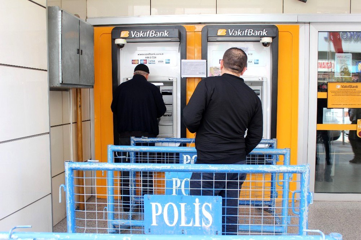 Elazığ\'da korona virüsüne karşı ATM önlerinde sosyal mesafe önlemi
