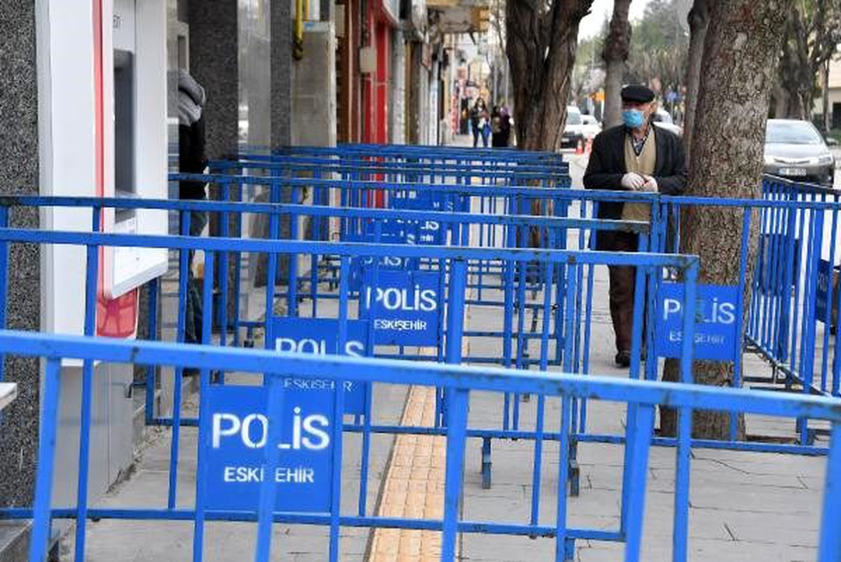Eskişehir\'de, banka önlerine \'sosyal mesafe\' bariyeri
