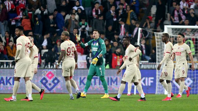 Galatasaray, oyuncularla görüşme yapacak ve maaşlarında indirime gitmesini isteyecek