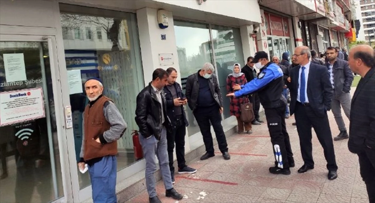 Sokaktaki vatandaşa koronavirüs tedbirlerini anlatan polis, evden çıkamayan yaşlılara ise oyun hediye etti