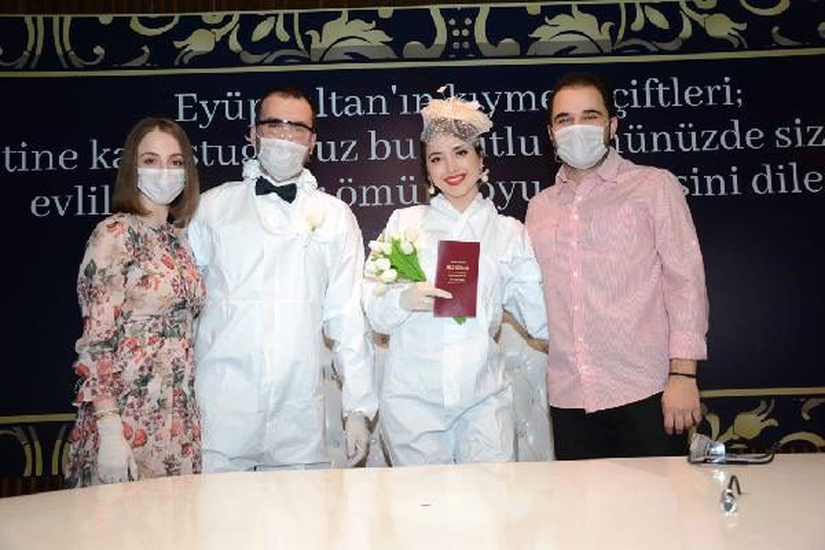 Gelin ve damat tulum, maske, eldiven ve koruyucu gözlükle \'Evet\' dedi