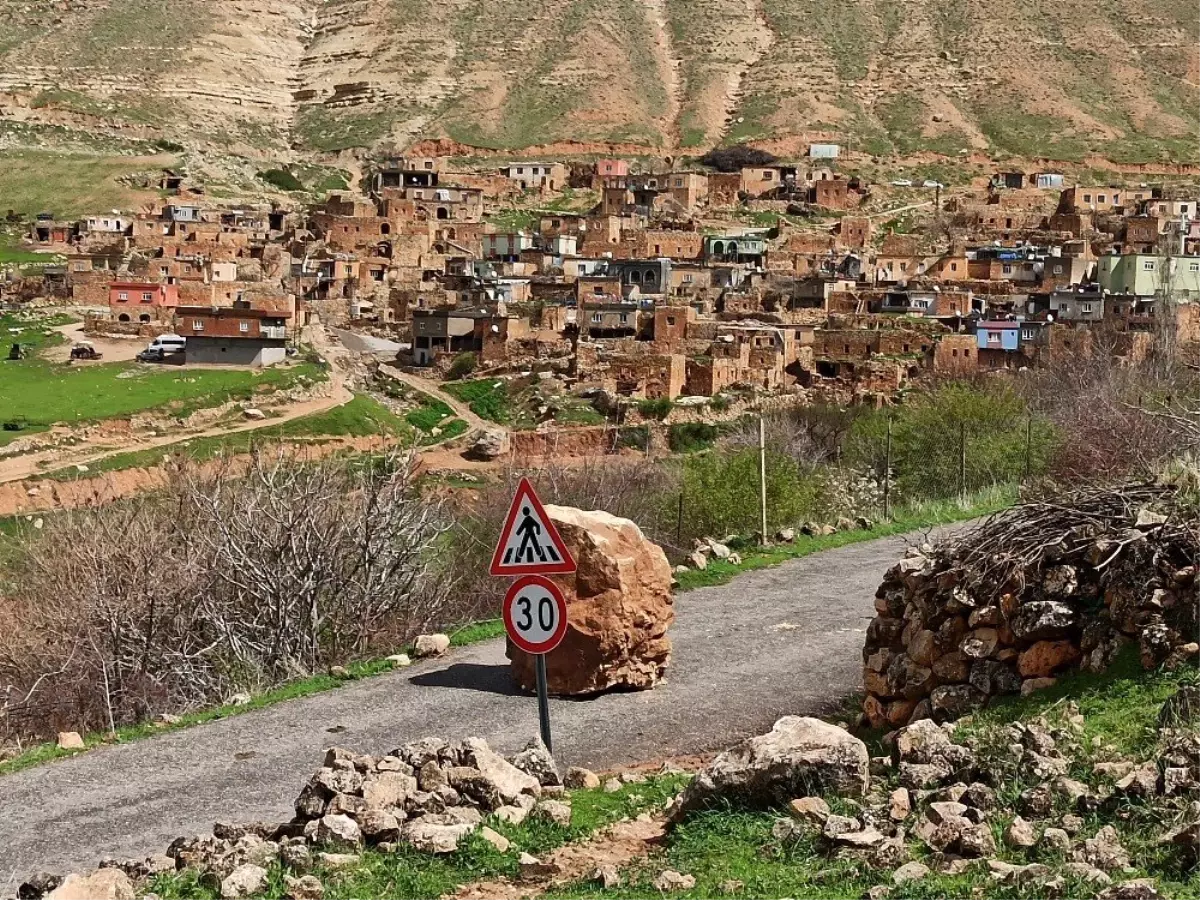 Gercüş\'te heyelan, köy yolu ulaşıma kapandı