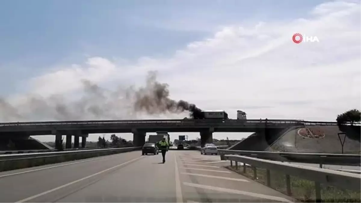 Hareket halindeki cam yüklü tır yandı