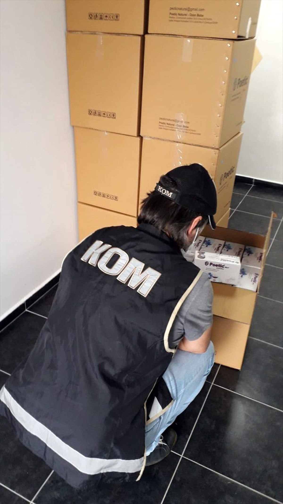 İzmir\'de 92 bin tıbbi maskeye el konuldu