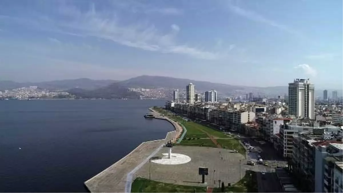 İzmir\'de meydanlar bomboş