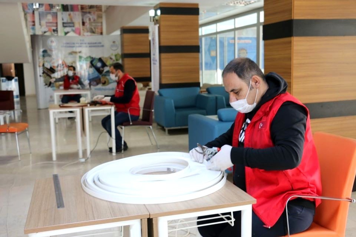 Kahta Gençlik Merkezi siperlik maske üretiyor