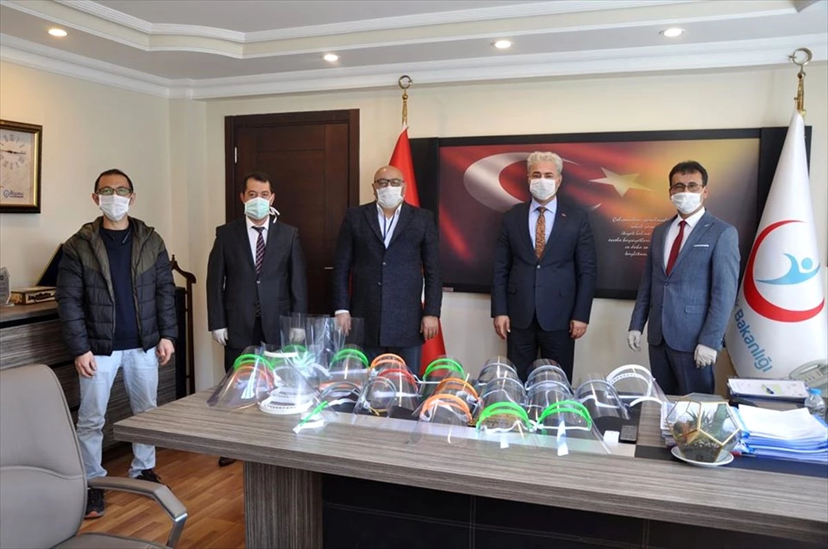 Karaman\'da okullarda sağlık çalışanları için siperlikli maske üretiliyor