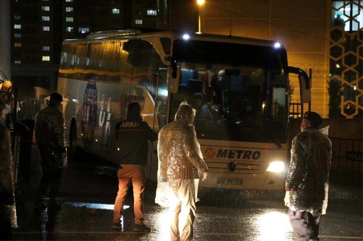 Konya\'da test sonucu negatif çıkan umrecilerin tahliyesi başladı