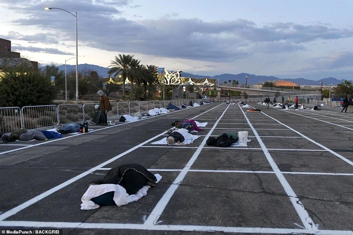 Koronavirüsle mücadele eden ABD\'de evsiz vatandaşlar açık otoparklarda karantinaya alındı