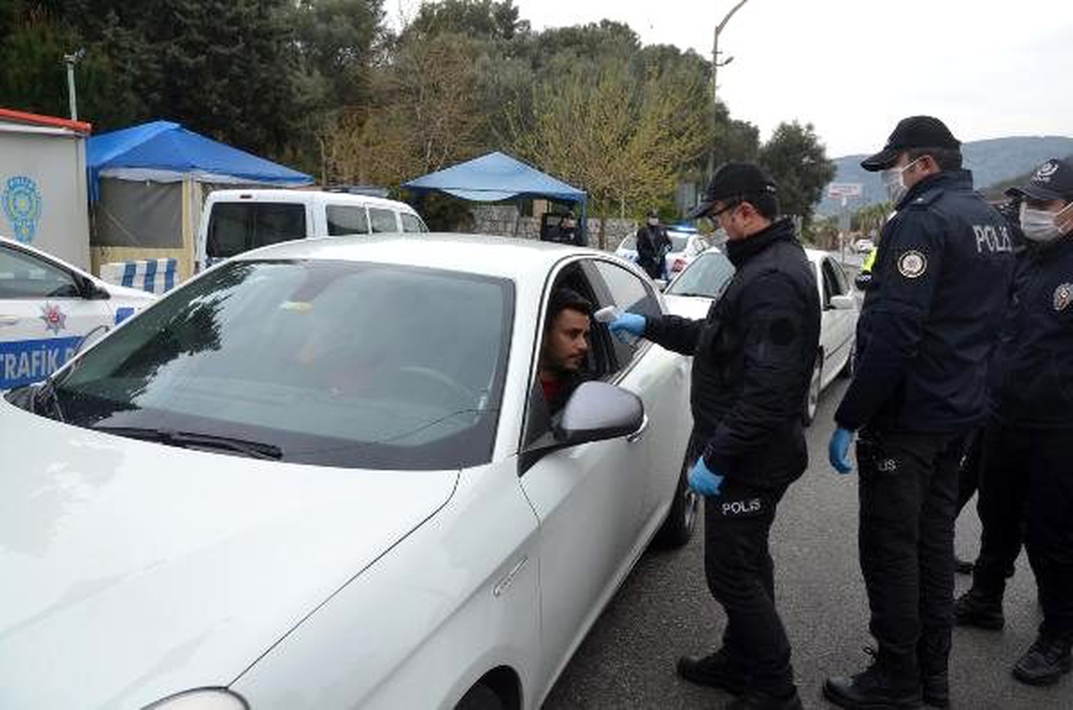 Kuşadası\'nda polisten koronavirüs uygulaması