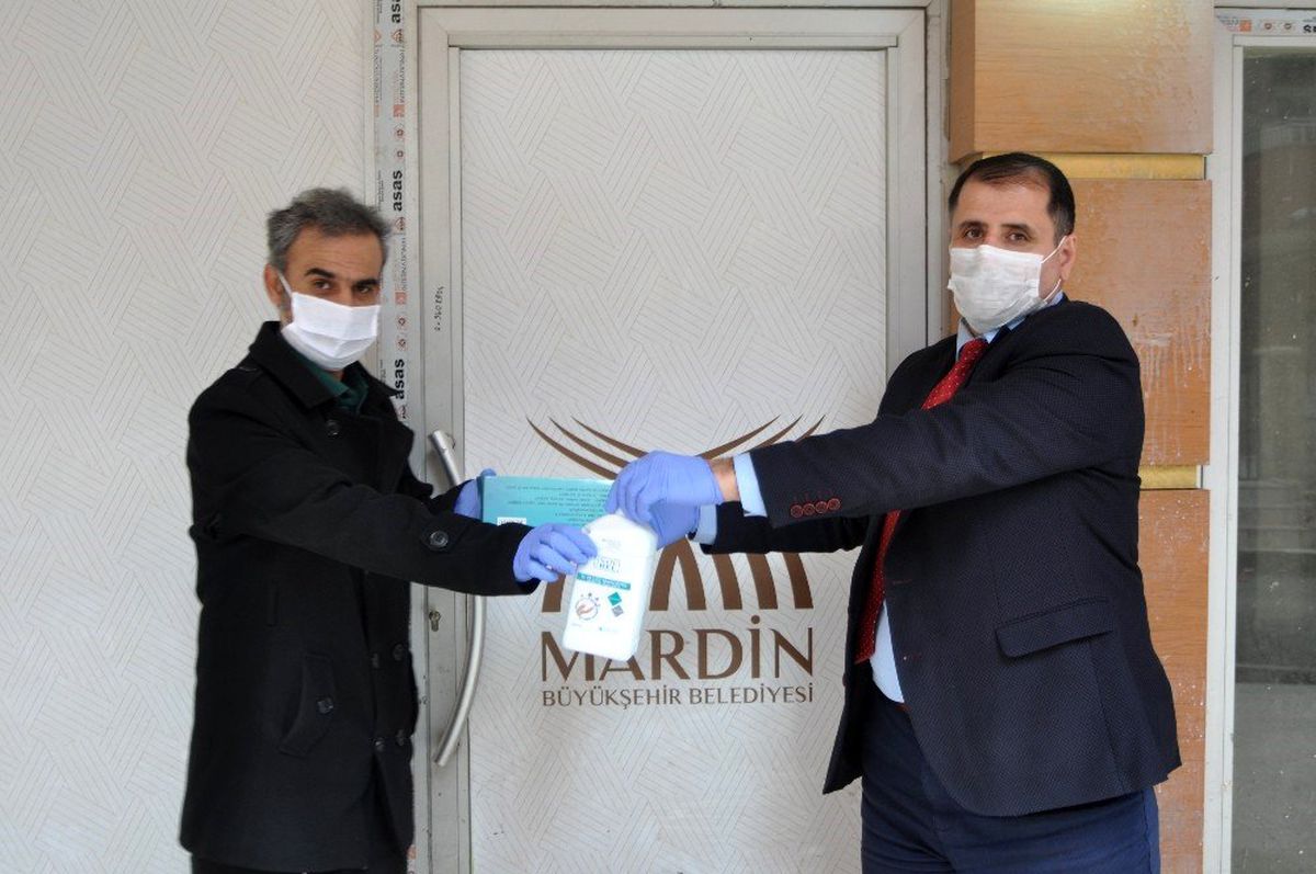 Mardin\'de basın mensuplarına maske ve eldiven desteği