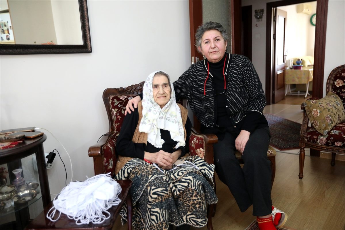 Mersin\'de anne kız gönüllü maske üretiyor