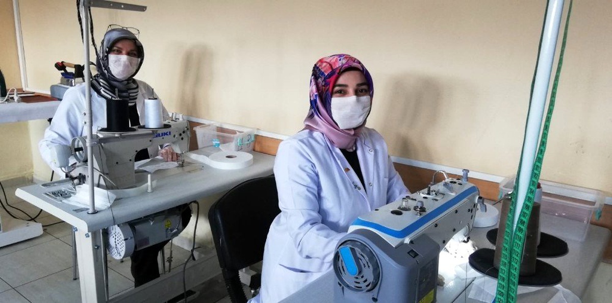 Meslek lisesi öğretmen ve öğrencileri günlük 3 bin maske üretiyor