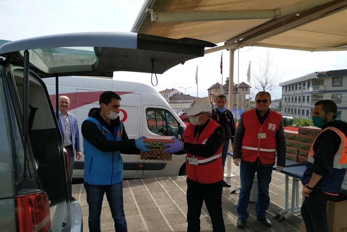 Müftülük, Diyanet Vakfı ve Kızılay\'dan, KYK\'da karantinada tutulan öğrencilere hediye paketi